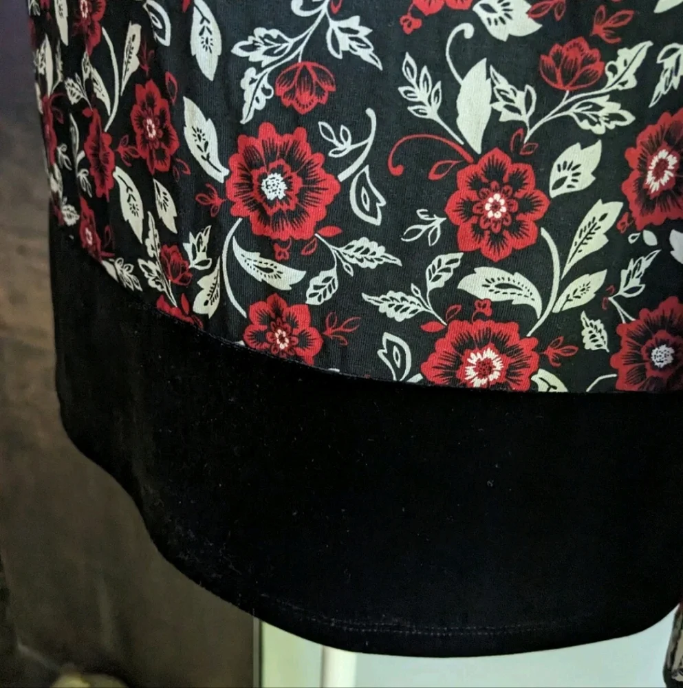 J.Jill Wearever Collection Small Petite Velvet Trimmed Floral Top Black Red 95